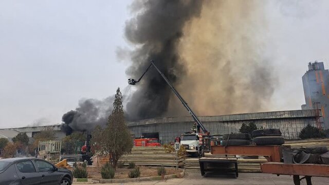آتش‌سوزی بزرگ در مورچه‌خورت 8 مصدوم بر جای گذاشت؛ تلاش شبانه‌روزی آتش‌نشانان برای مهار شعله‌ها